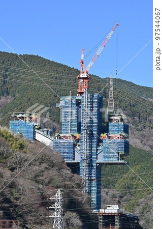 新東名高速道路河内橋アーチ橋工事現場 97544067