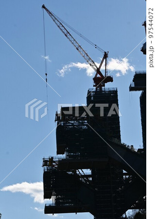 新東名高速道路河内橋アーチ橋工事現場 97544072