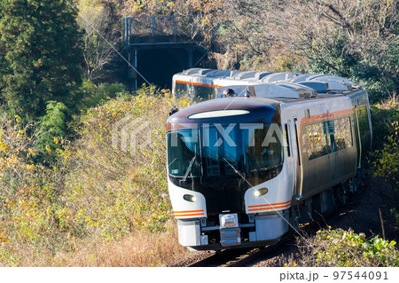 【高山本線】カーブを駆け抜ける特急ひだ3号 97544091