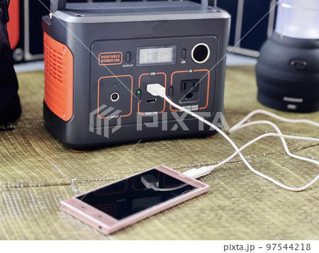 スマホに充電中のポータブル電源 97544218