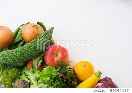 盛りだくさんの果物と野菜 97544417