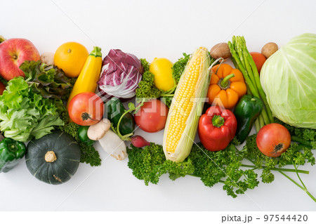 盛りだくさんの果物と野菜 盛りだくさんの果物と野菜 97544420