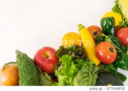 盛りだくさんの果物と野菜 97544658