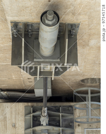 高架橋の耐震補強装置 97545718