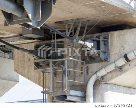 高架橋の耐震補強装置 97545723