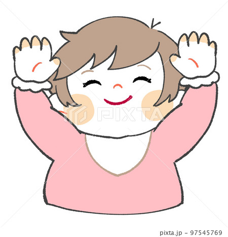 両手を挙げる笑顔の赤ちゃん（女の子） 97545769