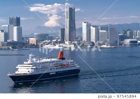 《神奈川県》横浜みなとみらいと富士山の風景・出港するクルーズ船 97545894