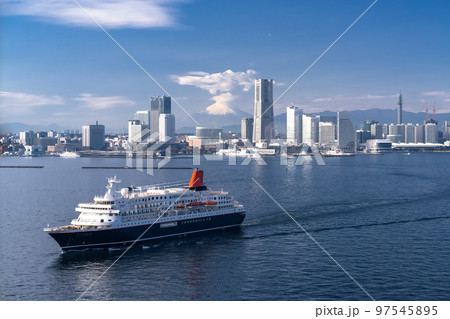《神奈川県》横浜みなとみらいと富士山の風景・出港するクルーズ船 《神奈川県》横浜みなとみらいと富士山の風景・出港するクルーズ船 97545895