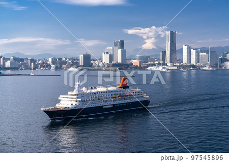 《神奈川県》横浜みなとみらいと富士山の風景・出港するクルーズ船 《神奈川県》横浜みなとみらいと富士山の風景・出港するクルーズ船 97545896