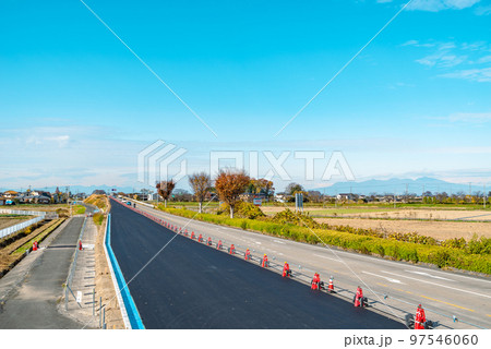 幹線道路の車線を増やす工事 国道17号上武道路下り方向の俯瞰 2022.12 a-3 ライトトーン 幹線道路の車線を増やす工事 国道17号上武道路下り方向の俯瞰 2022.12 a-3 ライトトーン 97546060