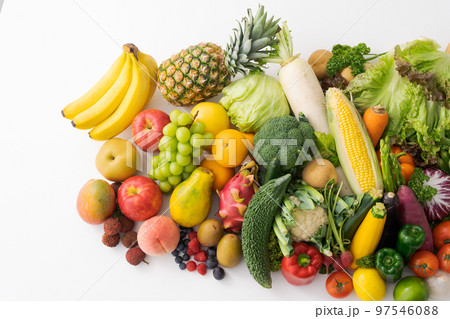 盛りだくさんの果物と野菜 97546088