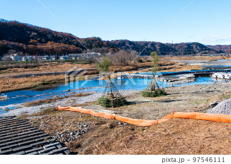 どんど焼き　準備　多摩川　地域の行事　火祭り　河川敷　小正月　正月 97546111