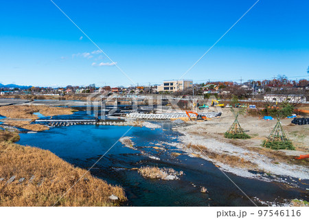 どんど焼き　準備　多摩川　地域の行事　火祭り　河川敷　小正月　正月 97546116