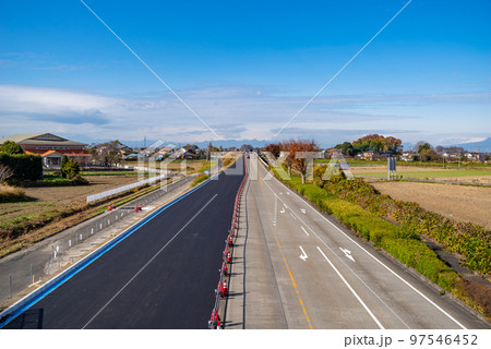 幹線道路の車線を増やす工事 国道17号上武道路下り方向の俯瞰 2022.12　c-1 97546452