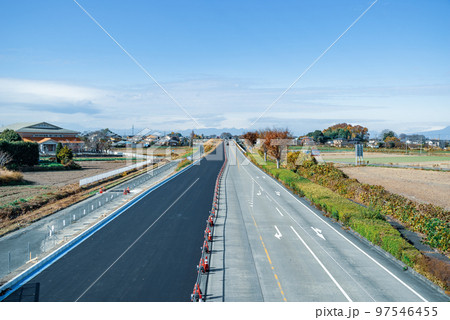 幹線道路の車線を増やす工事 国道17号上武道路下り方向の俯瞰 2022.12　c-4 クールカラー 97546455