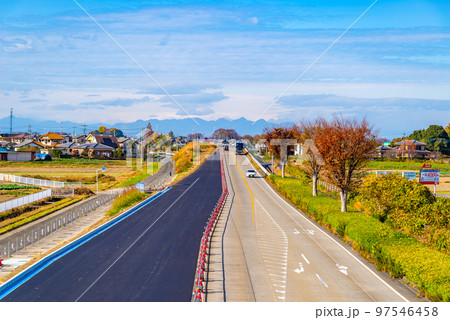 幹線道路の車線を増やす工事 国道17号上武道路下り方向の俯瞰 2022.12　d-2 高彩度 97546458