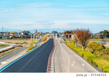 幹線道路の車線を増やす工事 国道17号上武道路下り方向の俯瞰 2022.12　d-3 ライトトーン 97546459