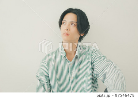 in his twenties  in his twenties  97546479