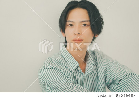 in his twenties  in his twenties  97546487