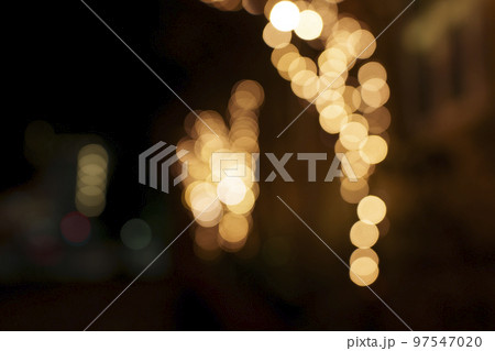 クリスマスシーズンにライトアップされた並木 97547020