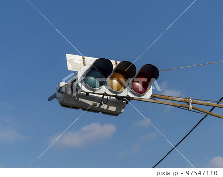 交差点に設置された信号機 97547110