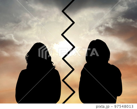 2人の女性のシルエットの間に亀裂と怪しい空 97548013