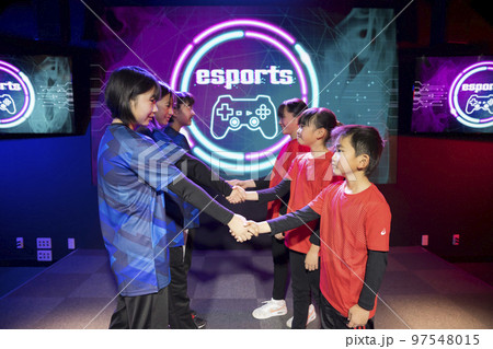 eスポーツ大会　小中学生対戦イメージ 97548015