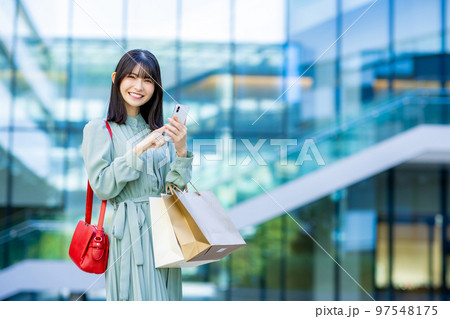 買い物をする女性　撮影協力「LINK FOREST」 97548175