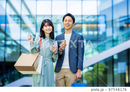 買い物をする男女 撮影協力「LINK FOREST」 買い物をする男女 撮影協力「LINK FOREST」 97548176