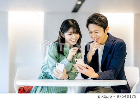 カフェでスマホを見カップル撮影協力「LINK FOREST」 カフェでスマホを見カップル撮影協力「LINK FOREST」 97548179
