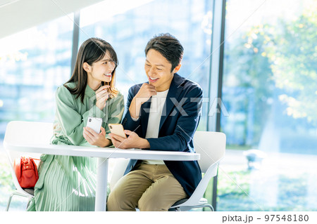 カフェでスマホを見カップル撮影協力「LINK FOREST」 カフェでスマホを見カップル撮影協力「LINK FOREST」 97548180