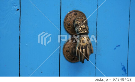 青いドアと幸運のシンボル、ファティマの手【モロッコ・シェフシャウエン】 97549418