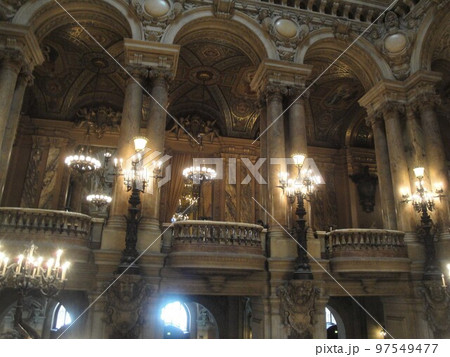 絢爛豪華なガルニエ宮大階段【フランス・パリ】 97549477