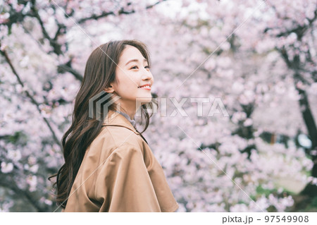 桜と若い女性 桜と若い女性 97549908