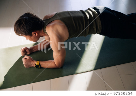体幹トレーニング・プランクをする男性 体幹トレーニング・プランクをする男性 97550254