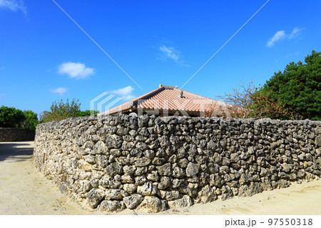 竹富島 赤瓦屋根の家 竹富島 赤瓦屋根の家 97550318