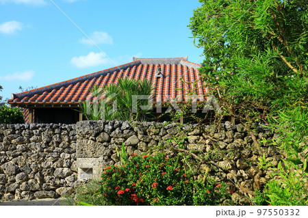 竹富島 赤瓦屋根の家 竹富島 赤瓦屋根の家 97550332