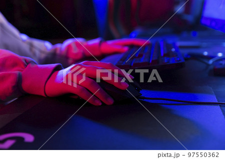 eスポーツイメージ　オンラインゲームをする女の子手元 97550362