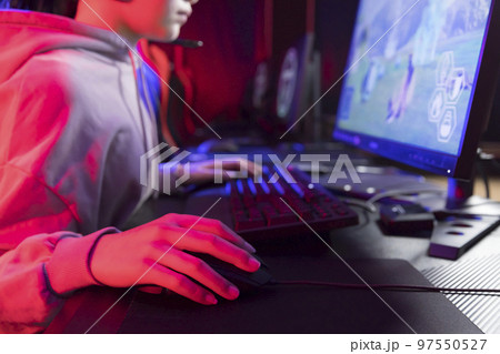 eスポーツ大会イメージ ゲームをする女の子手元 eスポーツ大会イメージ ゲームをする女の子手元 97550527