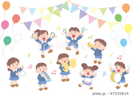 楽器を演奏する子どもたち_輪になって演奏_ガーランド風船あり 97550814