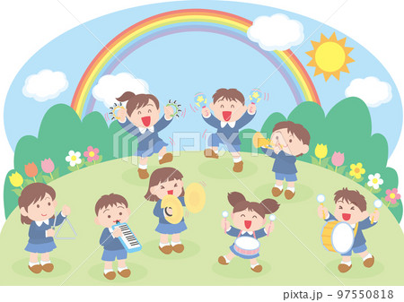 楽器を演奏する子どもたち_お外で演奏 97550818