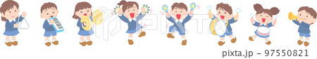 楽器を演奏する子どもたち_8人セット_一列並び 97550821