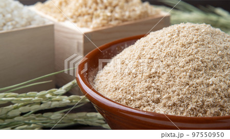 米ぬか｜白米と玄米と稲穂 97550950