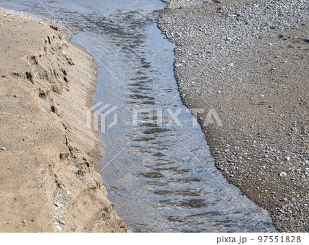 砂浜を流れる川。 97551828