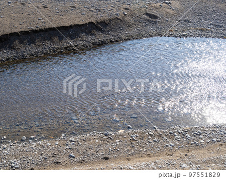 砂浜を流れる川の煌めくせせらぎ。 97551829