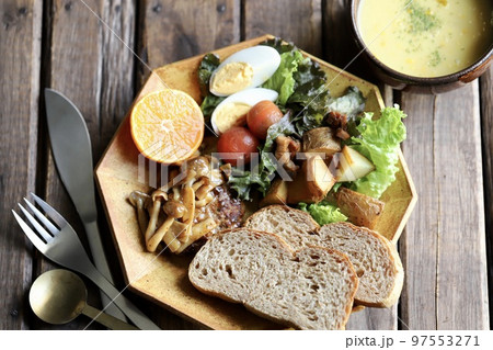 きのこハンバーグとライ麦パンの野菜たっぷりワンプレートランチ 97553271