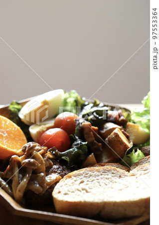 きのこハンバーグとライ麦パンの野菜たっぷりワンプレートランチ きのこハンバーグとライ麦パンの野菜たっぷりワンプレートランチ 97553364