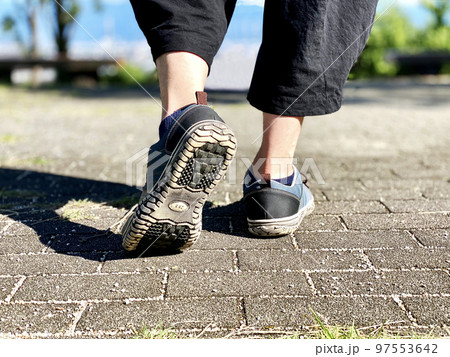歩き出す男性の足元 97553642