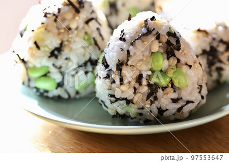 三角に握った塩昆布と枝豆の混ぜ込みおにぎり 三角に握った塩昆布と枝豆の混ぜ込みおにぎり 97553647