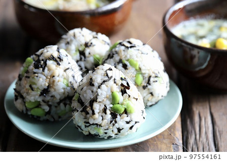 塩昆布と枝豆の混ぜ込みおにぎりと豆乳スープ 塩昆布と枝豆の混ぜ込みおにぎりと豆乳スープ 97554161